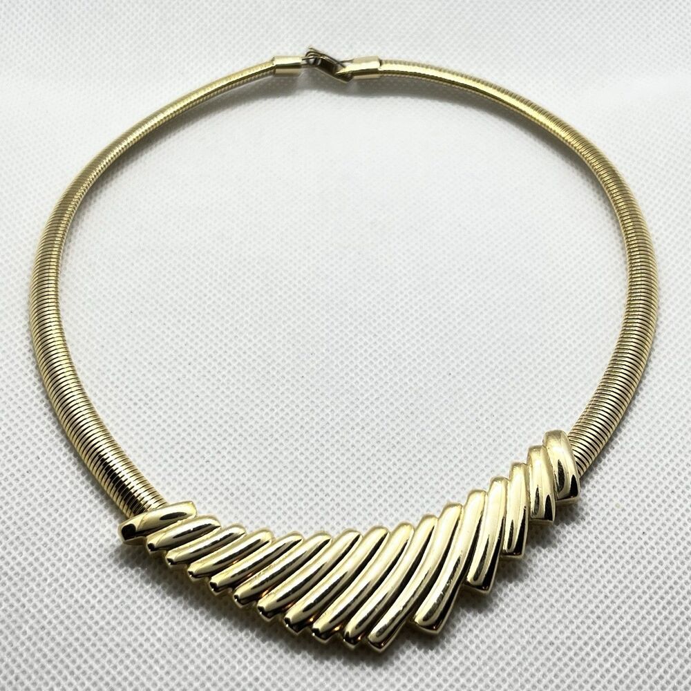 VTG NWOT 1980s Polished Gold Tone Ribbed Chevron Shaped Pendant Choker Necklace